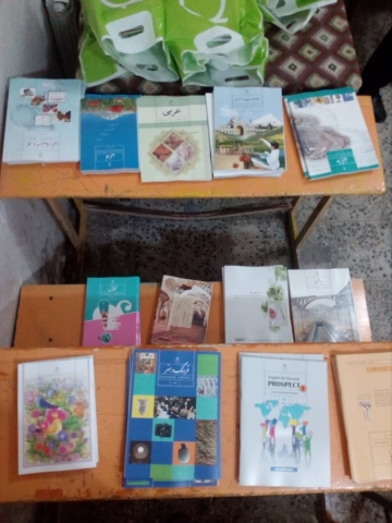 توزیع کتب درسی دبیرستان در آستانه بازگشایی مدارس