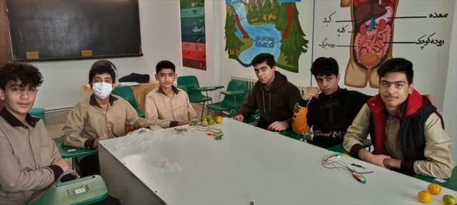 ساخت باتری میوه‌ای در آزمایشگاه (پایه هشتم)